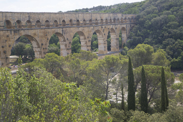 Αρχαία Ρωμαϊκή Pont du Gard υδραγωγείο και γέφυρα viaduct, το υψηλότερο όλων των αρχαίων ρωμαϊκών γεφυρών, κοντά στο Nimes στη Νότια Γαλλία. - Φωτογραφία, εικόνα