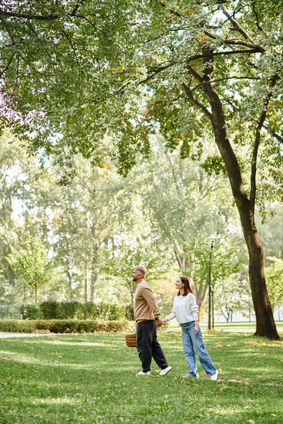 Milující dospělý pár kráčí pokojně parkem. - Fotografie, Obrázek