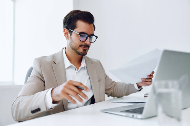 Manager pracownik sukces wykonawczy gospodarstwa biały dokument planowania zwycięzca biuro sukces męski szczęśliwy papier przy użyciu biznesmen firma laptop zawód garnitur - Zdjęcie, obraz