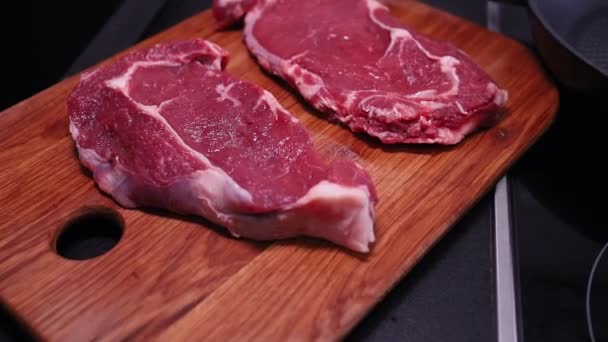 Avvicinando la telecamera alla carne. La bistecca di vitello è un tenero taglio di carne - Filmati, video