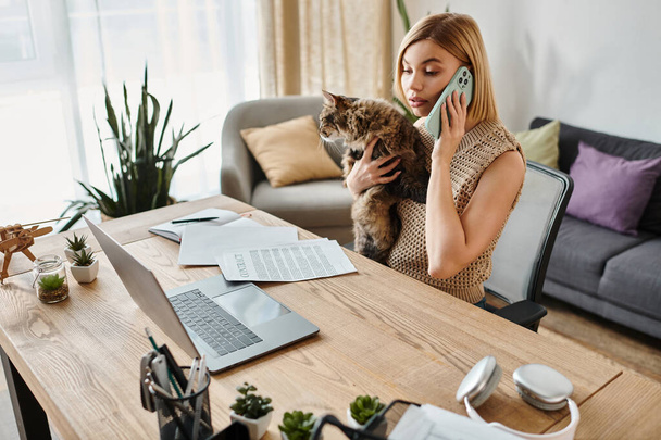 Стильна жінка спілкується на мобільному телефоні, лоскочучи свою чарівну кішку вдома. - Фото, зображення
