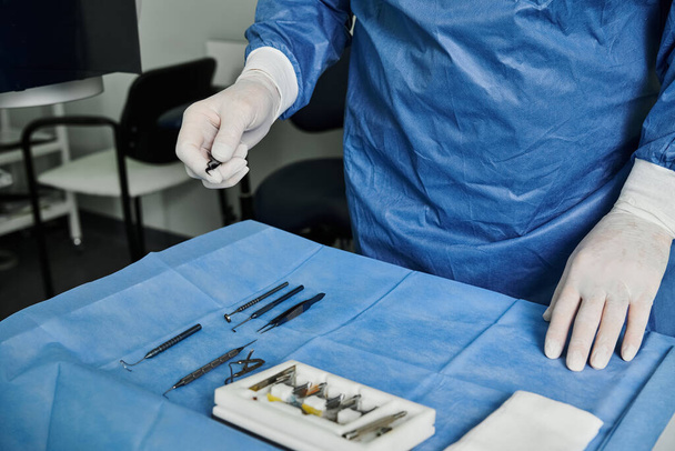 Eine Person in blauem Hemd und weißen Handschuhen in der Arztpraxis. - Foto, Bild