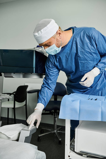 Мужчина в хирургическом халате и маске готовит инструменты. - Фото, изображение