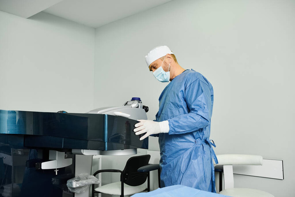 Un cirujano con una bata opera una máquina en un entorno médico. - Foto, Imagen