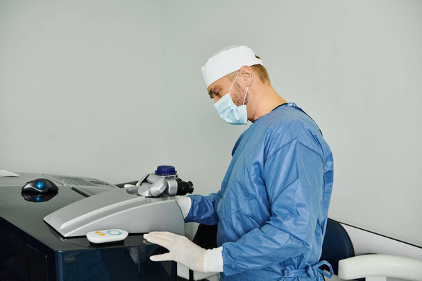 Een man met een chirurgisch masker werkt aan het bedienen van een machine. - Foto, afbeelding