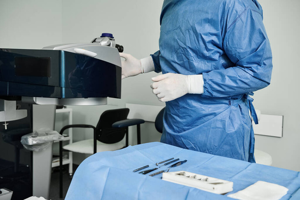 Чоловік у медичній сукні виконує операцію з лазерної корекції зору. - Фото, зображення