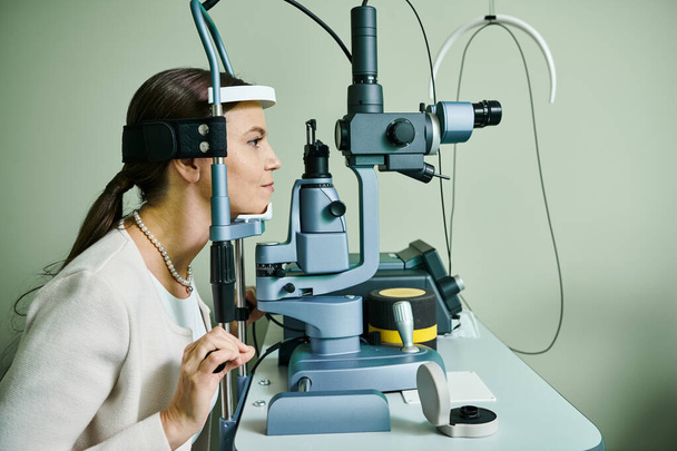 Paciente feminina checando sua visão. - Foto, Imagem