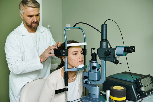 Όμορφος γιατρός εξετάζει ένα μάτι των γυναικών σε ένα επαγγελματικό περιβάλλον. - Φωτογραφία, εικόνα