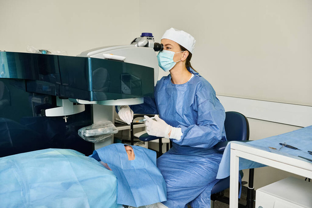 Una donna in camice e una maschera chirurgica si siede in un letto d'ospedale. - Foto, immagini