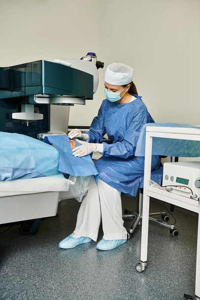 Una mujer con una bata de hospital opera una máquina para la corrección de la visión láser. - Foto, imagen