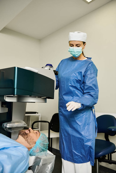 Una donna in camice chirurgico si trova in una stanza di uno studio medico. - Foto, immagini