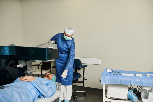 Пациент лежит на больничной койке рядом с доктором в хирургической маске - Фото, изображение