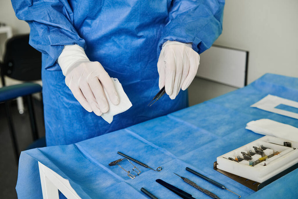 Eine Person in blauem Kleid und weißen Handschuhen bei einem Termin zur Laser-Sehkorrektur. - Foto, Bild