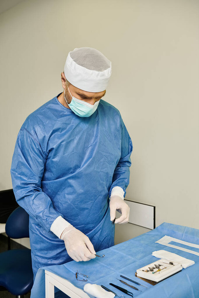 Ein Chirurg im Kittel bedient eine Maschine in einem medizinischen Umfeld. - Foto, Bild