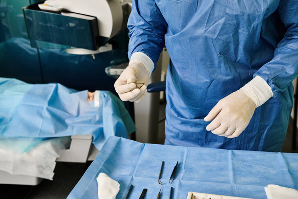 Een man in een ziekenhuisjurk en handschoenen die zich klaarmaakt voor correctie van laserzicht. - Foto, afbeelding