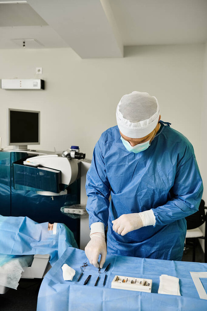 Una persona con bata quirúrgica y máscara opera una máquina en un procedimiento de corrección de visión láser. - Foto, Imagen