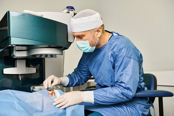 Человек в форме управляет машиной во время процедуры лазерной коррекции зрения. - Фото, изображение