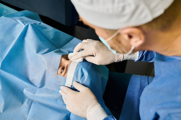 Χειρουργός σε νοσοκομειακό φόρεμα εκτελεί χειρουργική επέμβαση με ακρίβεια. - Φωτογραφία, εικόνα
