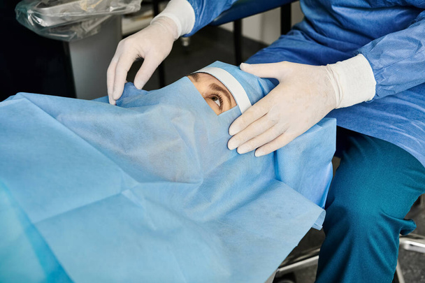 Specjalny chirurg wykonujący laserową korekcję wzroku na twarzy kobiet. - Zdjęcie, obraz