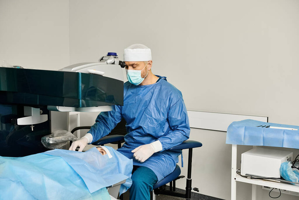 Muž v chirurgickém rouchu sedí klidně v křesle. - Fotografie, Obrázek
