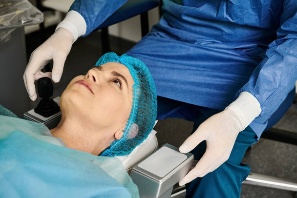 Egy kék köpenyes és fehér kesztyűs személy lézeres látásjavítást végez egy orvosi rendelőben.. - Fotó, kép