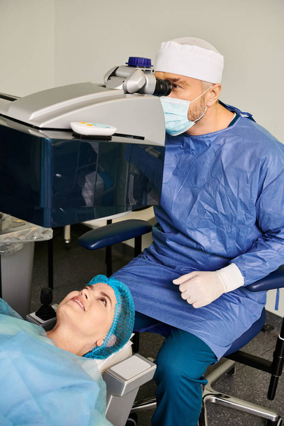 Ένας γιατρός εξετάζει έναν άνθρωπο σε ένα χειρουργικό φόρεμα. - Φωτογραφία, εικόνα
