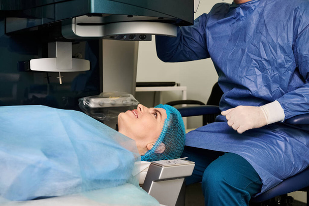 Een vrouw in een blauwe jurk ondergaat een medisch onderzoek door een laser vision correctiespecialist. - Foto, afbeelding