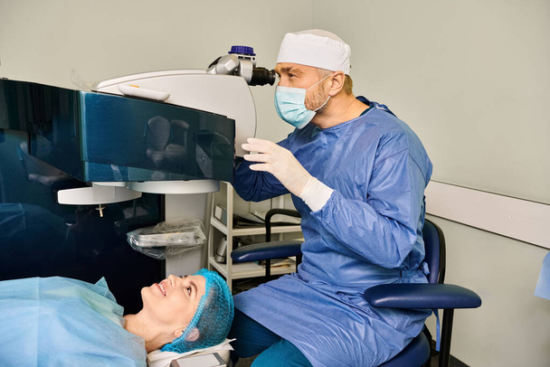 Ein Mann im blauen Peeling-Anzug und eine Frau im blauen Kleid bei einer Laser-Sehkorrektur. - Foto, Bild