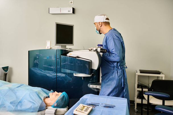 Una persona en una cama de hospital conectada a un monitor que muestra signos vitales. - Foto, Imagen
