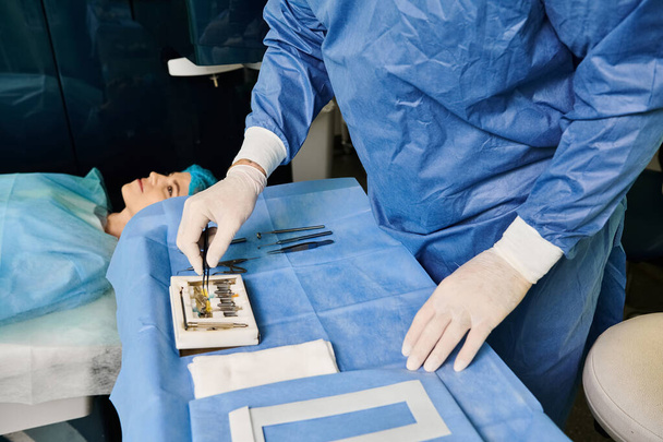 Mulher de vestido hospitalar realizando cirurgia em um ambiente clínico. - Foto, Imagem