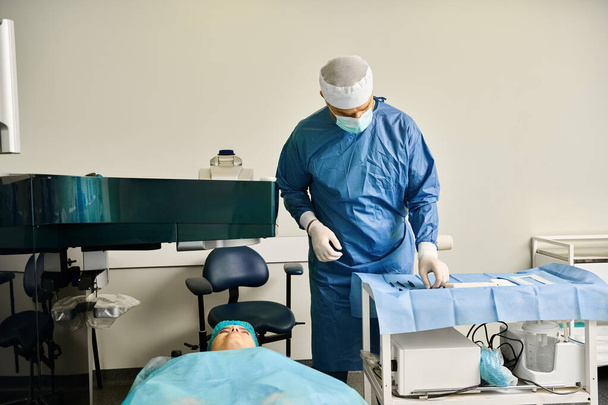 Een vrouw in een ziekenhuis toga voert laser vision correctie. - Foto, afbeelding