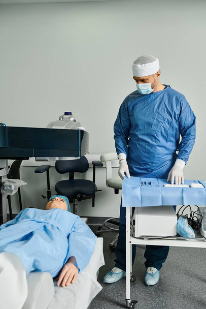 Een arts in scrubs staat aandachtig naast een patiënt bed. - Foto, afbeelding