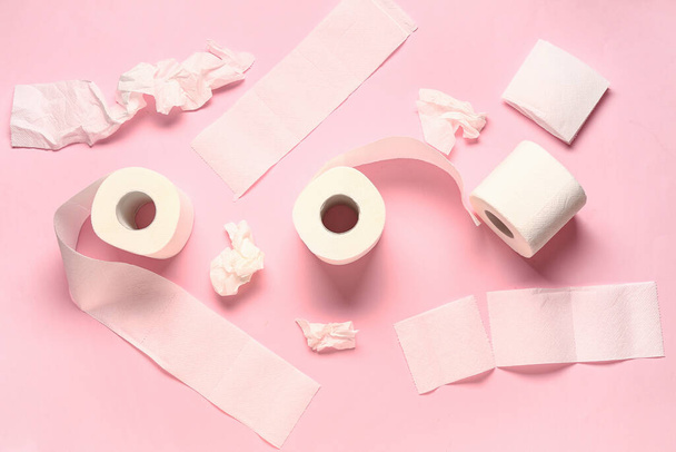 Rolki papieru toaletowego na różowym tle - Zdjęcie, obraz