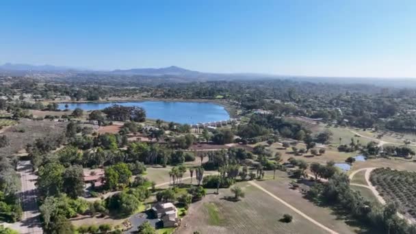 Luchtfoto over Rancho Santa Fe super rijke stad in San Diego, Californië, Verenigde Staten - Video
