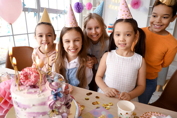 Słodkie małe dzieci świętujące urodziny z ciastem w domu - Zdjęcie, obraz
