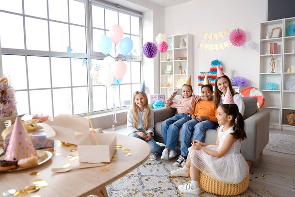 Petits enfants mignons assis à la fête d'anniversaire - Photo, image