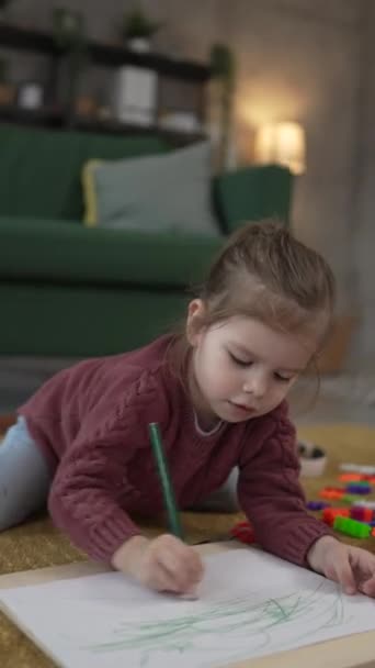 Ein Mädchen kaukasischen Kleinkind spielen auf dem Boden zu Hause zeichnen mit Stift - Filmmaterial, Video
