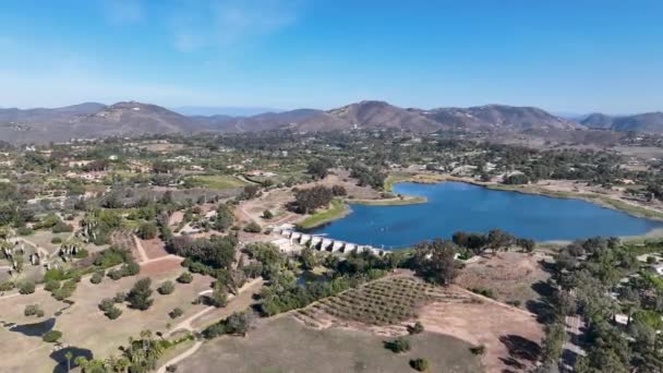 Uitzicht vanuit de lucht over het waterreservoir en een grote stuwdam die water vasthoudt. Rancho Santa Fe in San Diego, Californië, Verenigde Staten - Video