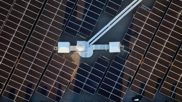 Veduta aerea drone di pannelli solari al tramonto. Fotovoltaico in cima al tetto dell'edificio. Fonte di energia elettrica alternativa. Concetto di risorse sostenibili - Filmati, video