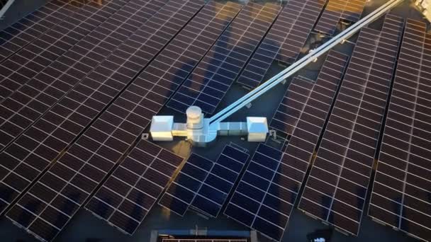 Letecký pohled na solární panely při západu slunce. Fotovoltaika na střeše budovy. Alternativní zdroj elektřiny. Koncepce udržitelných zdrojů - Záběry, video