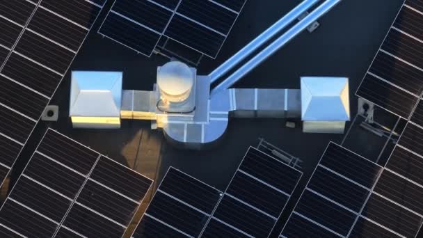 Gün batımında güneş panellerinin hava aracı görüntüsü. Fotovoltaikler binanın çatısında. Alternatif elektrik kaynağı. Sürdürülebilir kaynaklar kavramı - Video, Çekim
