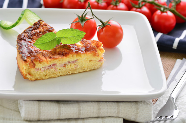 Prosciutto fatto in casa e formaggio quiche con pomodori e cetrioli
 - Foto, immagini