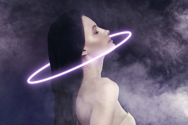 Creatieve poster collage van mooie dame spa salon genieten lichaamsbehandeling gesloten ogen neon licht clubbing cyber technologie. - Foto, afbeelding