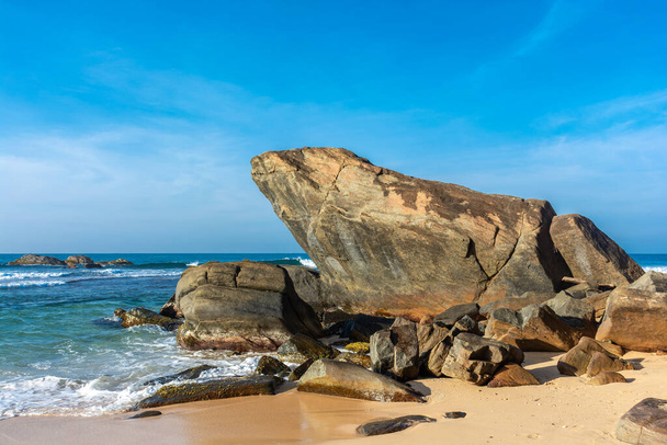 Hermosa costa del Océano Índico en la isla de Sri Lanka, Unawatuna. - Foto, Imagen