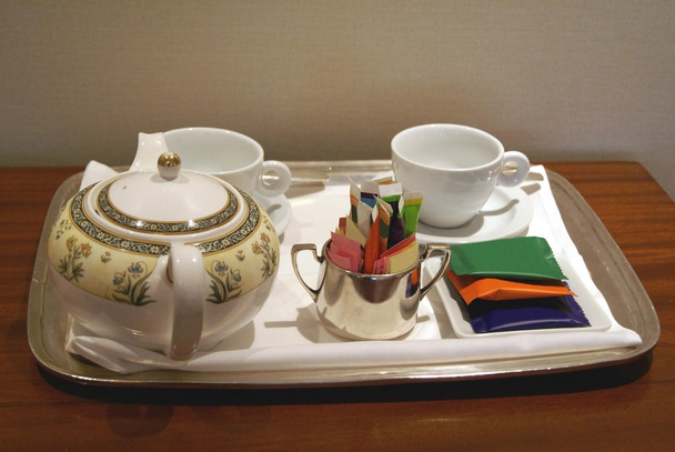 Σύνολο τσαγιέρα και τσάι κύπελλα σε ένα δίσκο - Φωτογραφία, εικόνα