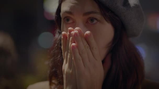 Giovane donna sconvolto sentimento emotivo frustrato mostrando rabbia umore - Filmati, video