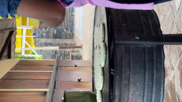 Γυναίκα μαγείρεμα αυθεντικό μεξικάνικο φαγητό που ονομάζεται "gorditas" - Πλάνα, βίντεο