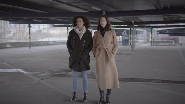 Стиль життя Портрет двох молодих жінок спостереження вежі будівлі разом  - Кадри, відео