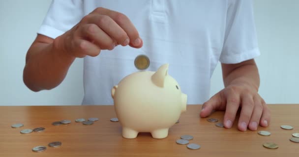 Osoby ruku snižuje mince do peněz závazek k záchraně Moneybox se stává majákem finančního plánování zajištění budoucího bohatství. Každý vklad v pokladně posiluje rozpočtování dovedností bohatství - Záběry, video