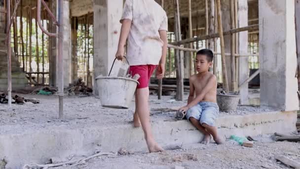 Φτωχά παιδιά αναγκάζονται να κάνουν κατασκευαστικές εργασίες, παιδική εργασία, κακοποίηση των δικαιωμάτων των παιδιών, θύματα εμπορίας ανθρώπων, Παγκόσμια Ημέρα κατά της Παιδικής Εργασίας. - Πλάνα, βίντεο